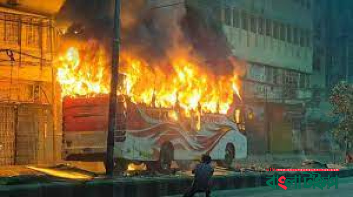 রাজধানীতে এক সন্ধ্যায় পুড়ল যাত্রীবাহী ৩ বাস